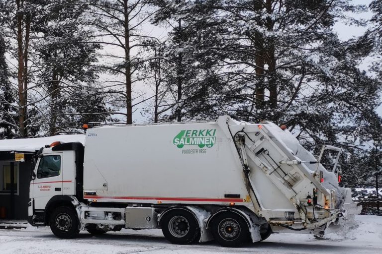 Kuvassa Erkki Salminen Oy:n jäteauto