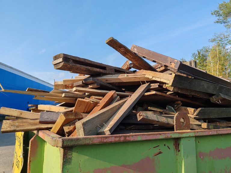 kuvassa kyllästettyä puuta jäteasemalla